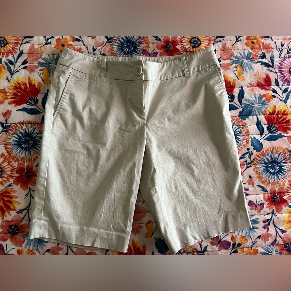 EUC - Ann Taylor LOFT Women’s Bermuda Shorts (Tan) - Size 4